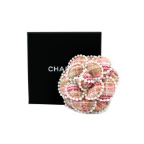 Chanel Spilla Camelia Tweed e Perle Rosa