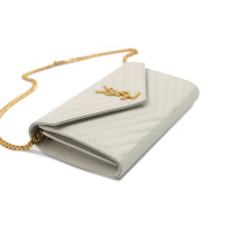 Saint Laurent Klassische Cassandre Clutch mit Kette aus Grain De Poudre Leder