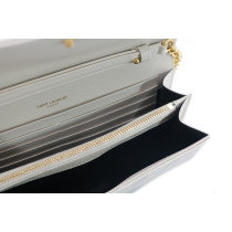 Saint Laurent Pochette avec Chaîne Cassandre Classique en Cuir Grain De Poudre