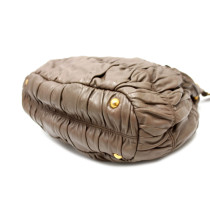 프라다 가우프레 가죽 토르토라