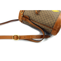 Disney와의 협업으로 탄생한 Gucci 브라운 캔버스와 가죽 버킷백