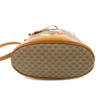 Disney와의 협업으로 탄생한 Gucci 브라운 캔버스와 가죽 버킷백