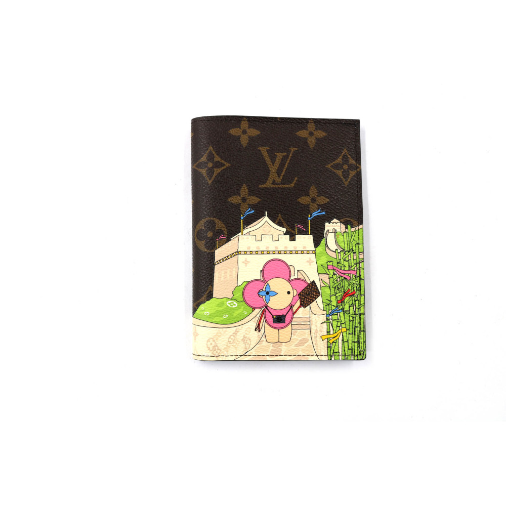 Louis Vuitton Portapassaporto Vivienne Myosotis Monogram