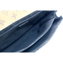Louis Vuitton Metis Reverse Monogram