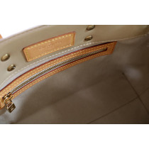 Louis Vuitton Reade Vernis Beige